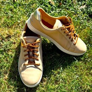 Sperry Beige Canvas Shoes with White gold accent and white sole size 7.5